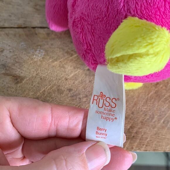 RARE Russ YUMMY PEEPERS “Berry Bunny” Scratch N Sniff  Strawberry Scent Toy - Picture 5 of 7